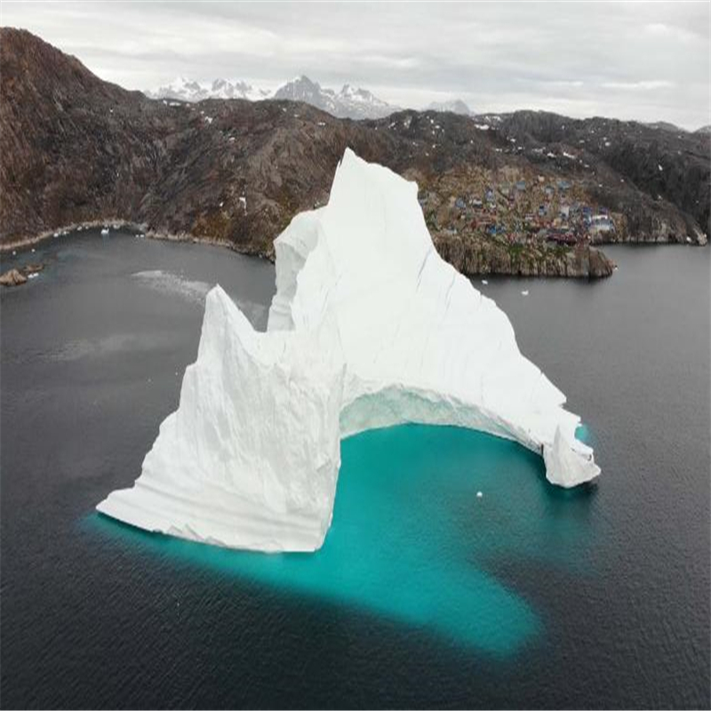 Ein so großer Eisberg wie Big Ben bedroht ein Dorf in Grönland